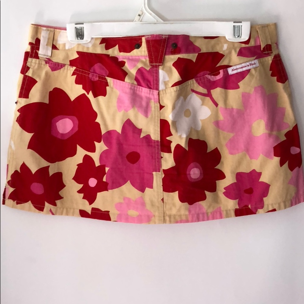 Early 2000’s floral mini skirt - Picture 3 of 3